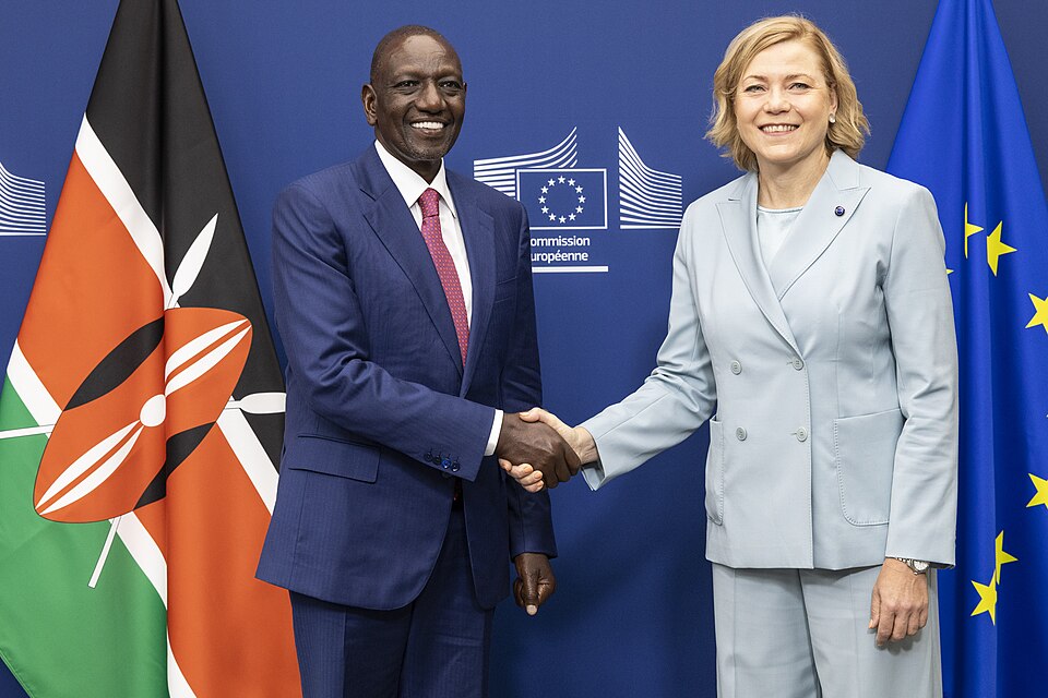 President William Ruto shakes hands with Henna Virkkunen of the European Commission